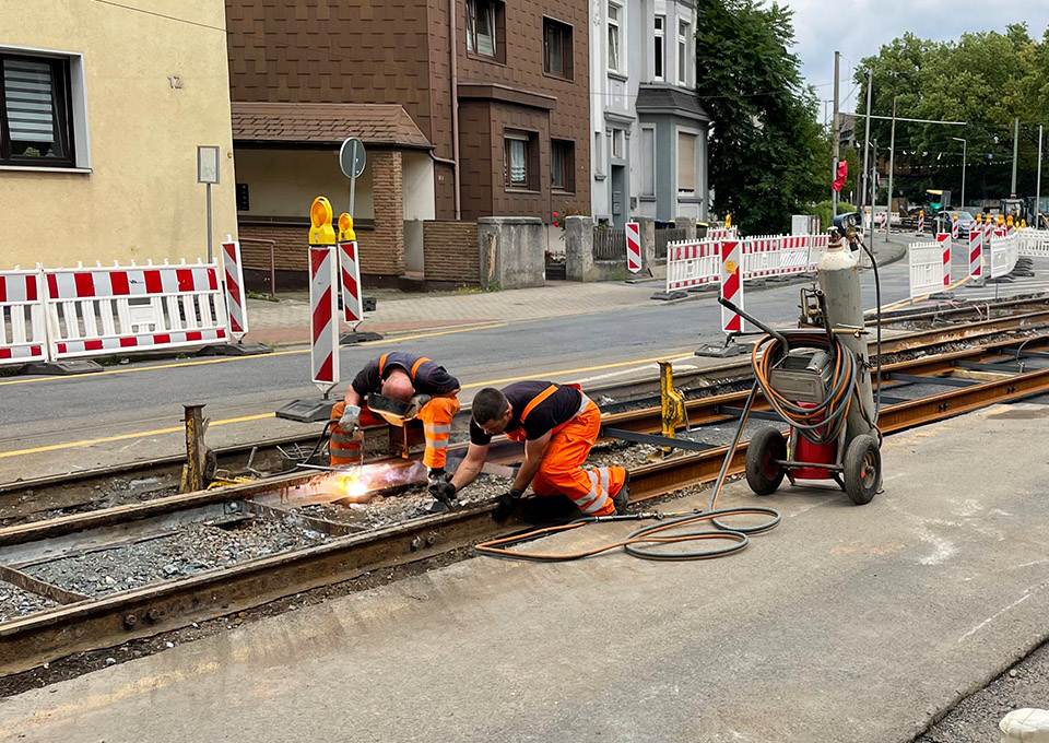 Neubau Haltestelle Brückelstraße: Zwei Bauarbeiter sind mit Schweißarbeiten beschäftigt