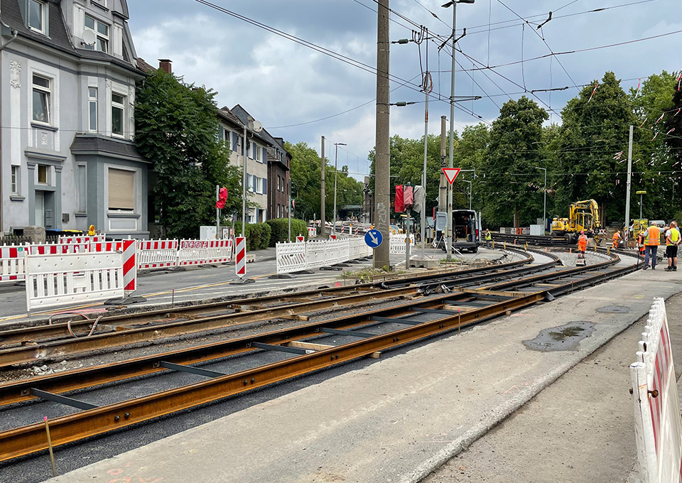 Neubau Haltestelle Brückelstraße: Baustelle mit neu verlegten Gleisen