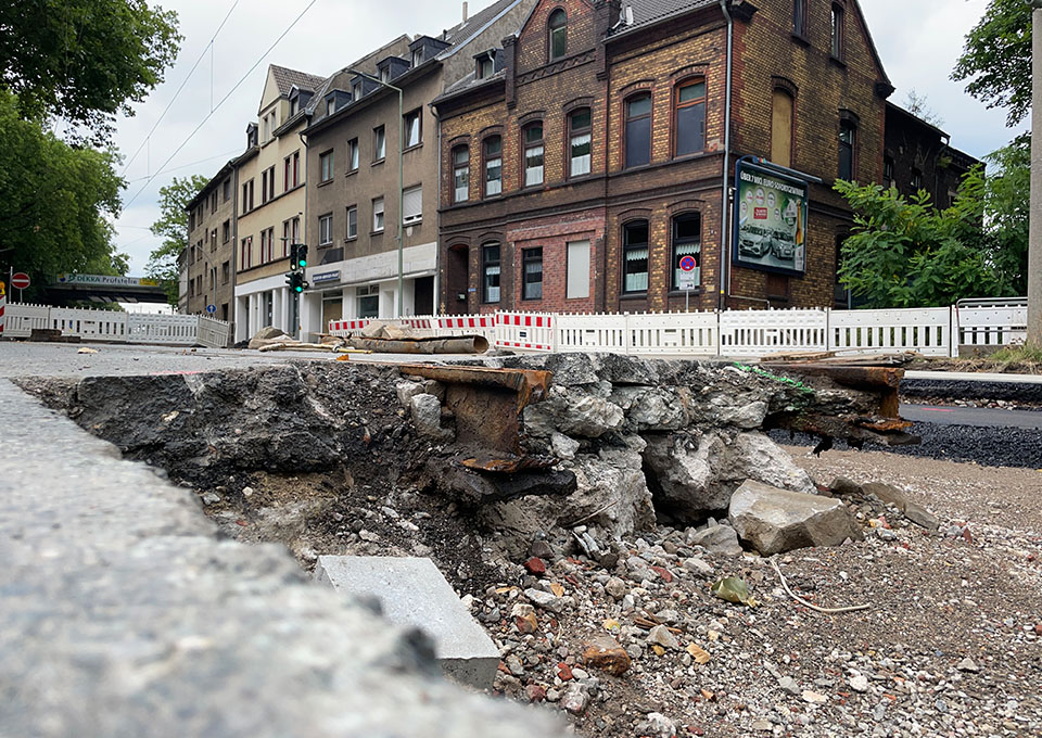 Neubau Haltestelle Brückelstraße: Alte Gleise ragen aus einer Straßendecke