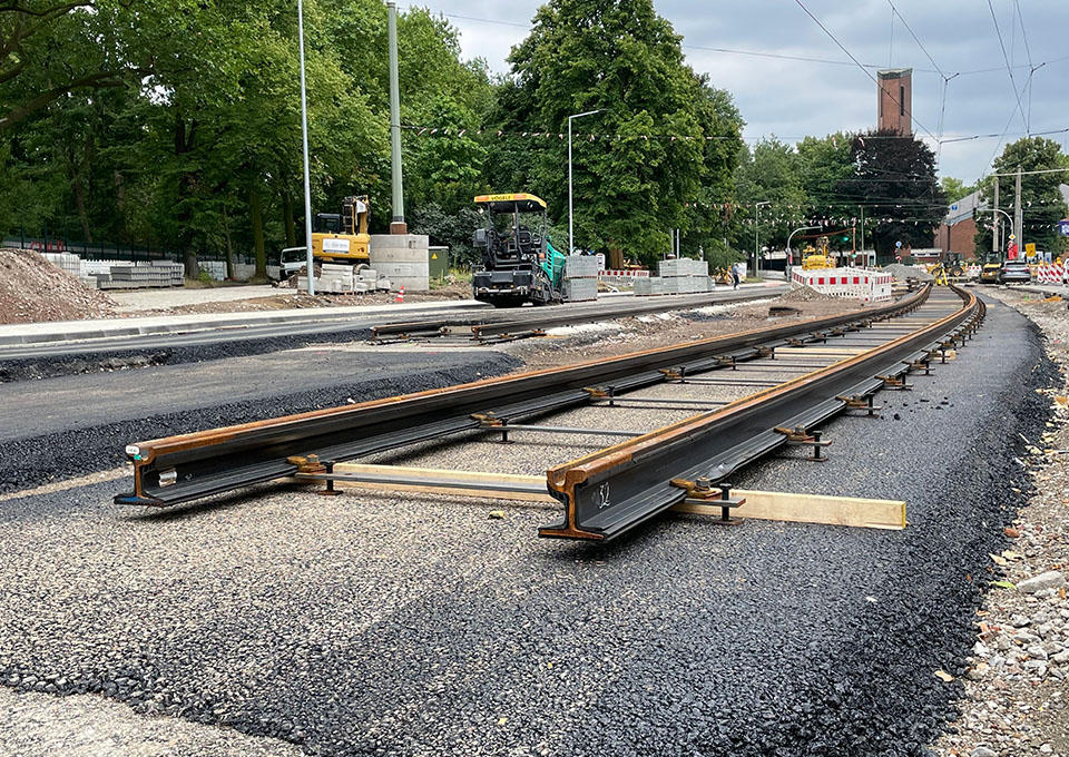 Neubau Haltestelle Brückelstraße: Neue Gleise auf neuem Asphalt verlegt