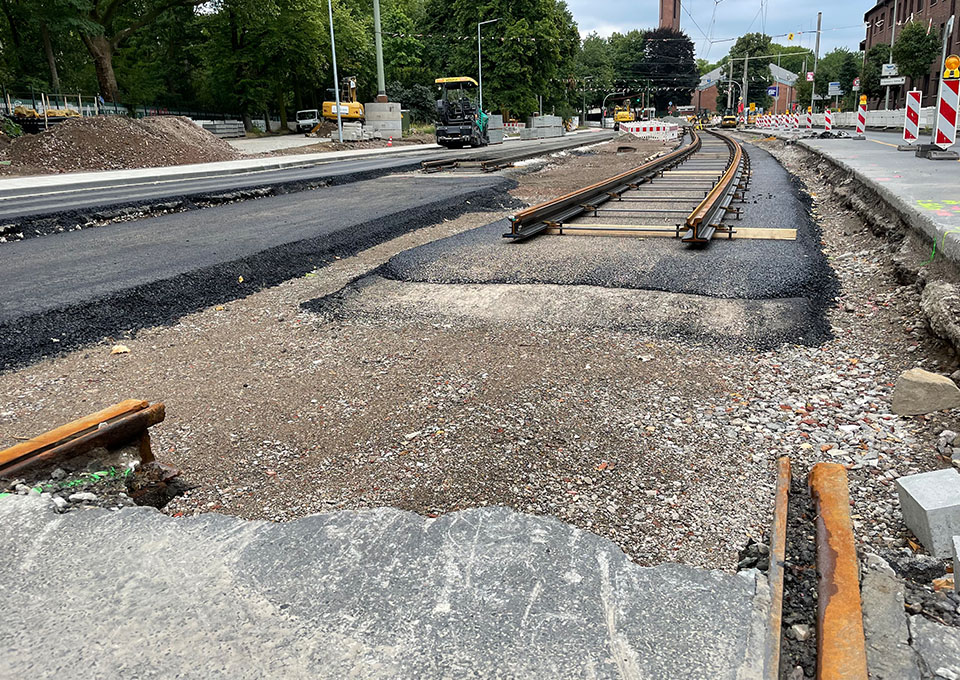 Neubau Haltestelle Brückelstraße: Im Vordergrund sind alte Gleise zu sehen, im Hintergrund neue Gleise auf neuem Asphalt