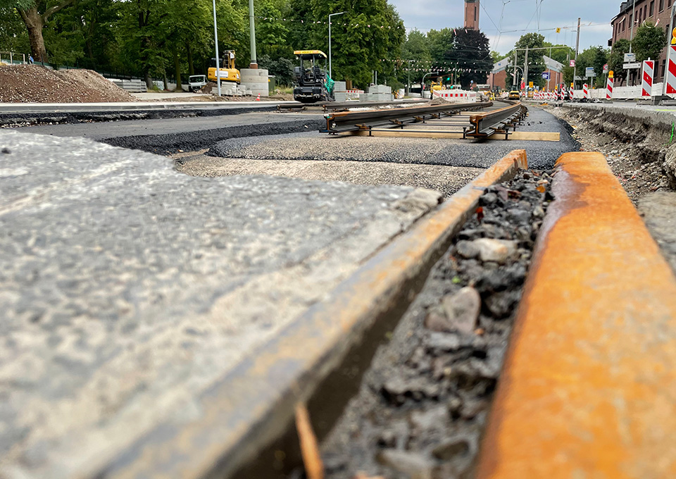 Neubau Haltestelle Brückelstraße: Im Vordergrund sind alte Gleise zu sehen, im Hintergrund neue Gleise auf neuem Asphalt