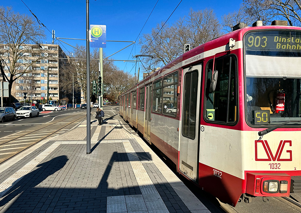 Neubau Haltestelle Brückelstraße: Eine Straßenbahn der Linien 903 erreicht die neue Haltestelle Brückelstraße