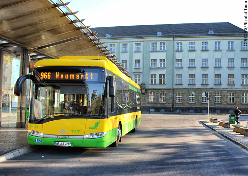 Ein Elektrobus steht in Oberhausen an einer Haltestelle