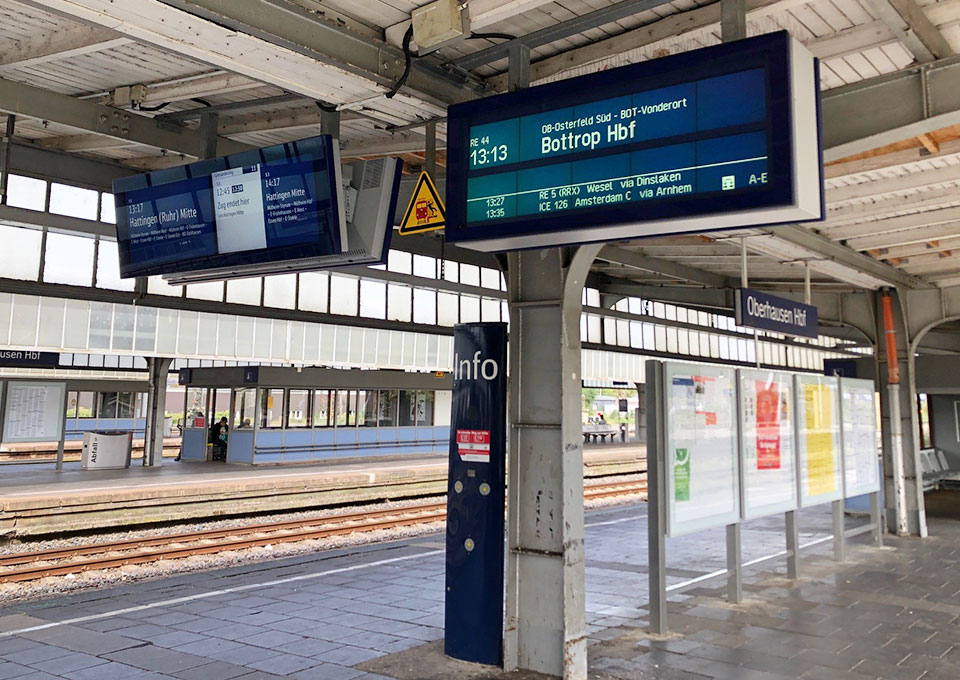 Fahrgastinformationsanzeiger an einem Bahnsteig