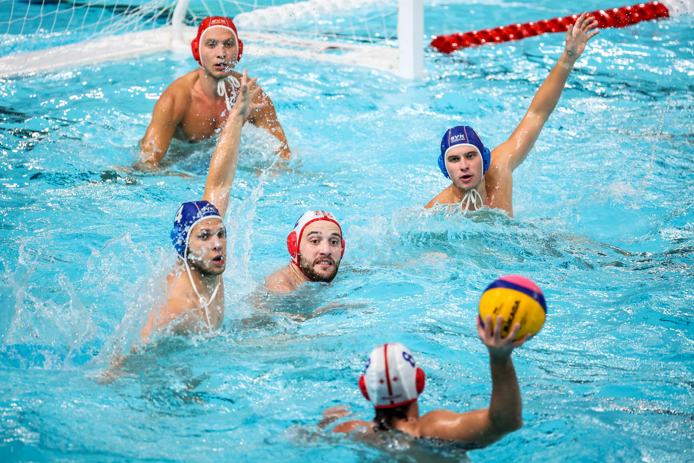 Schwimmer beim Wasserball spielen