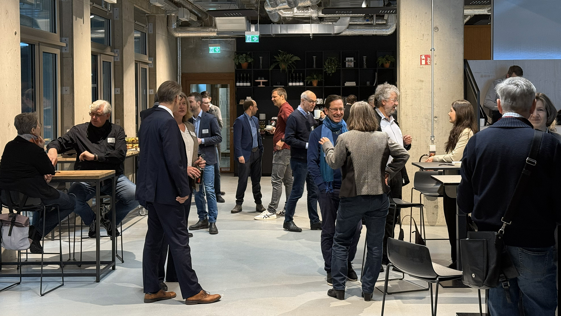 Kommunalpolitisches Forum Düsseldorf: Teilnehmende im Gespräch