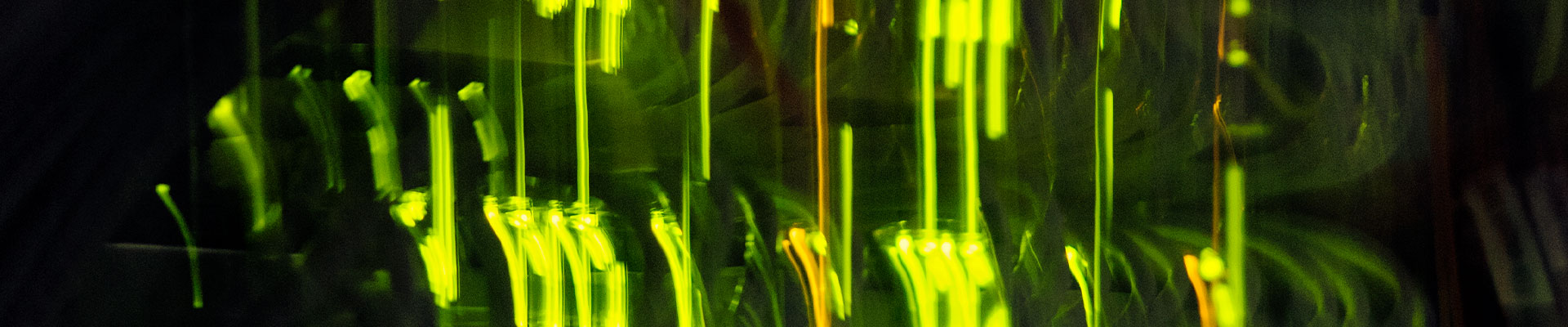 Verschiedene Kabelkanäle, die grün leuchten