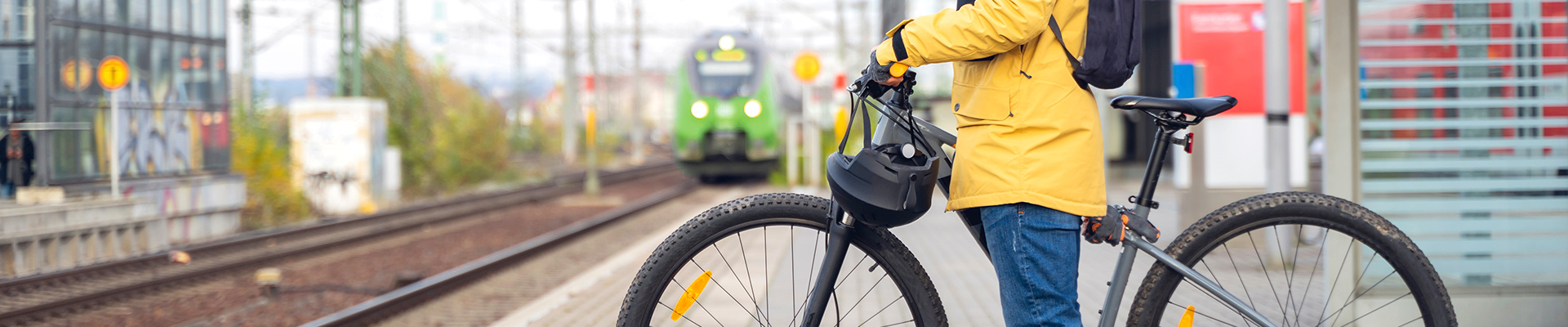 A woman with her bike at the central station