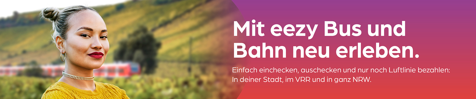 Eine Frau lächelt, im Hintergrund ein Zug, daneben steht "Mit eezy Bus und Bahn neu erleben"